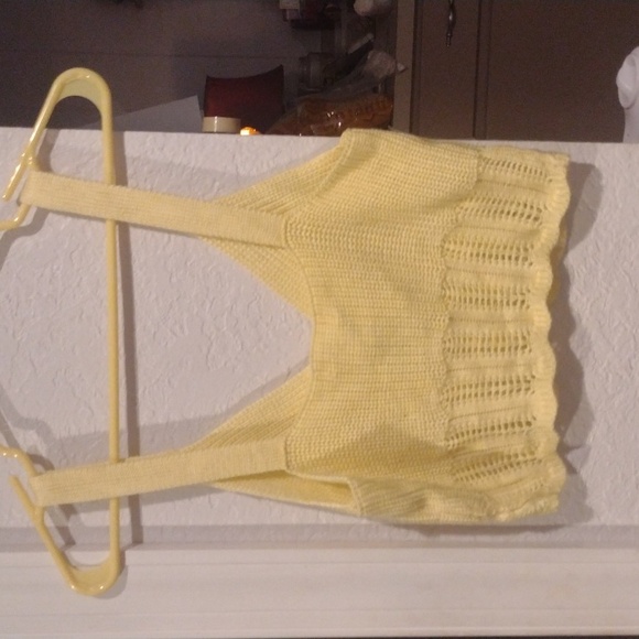 A yellow, knitted crop top - Picture 5 of 6